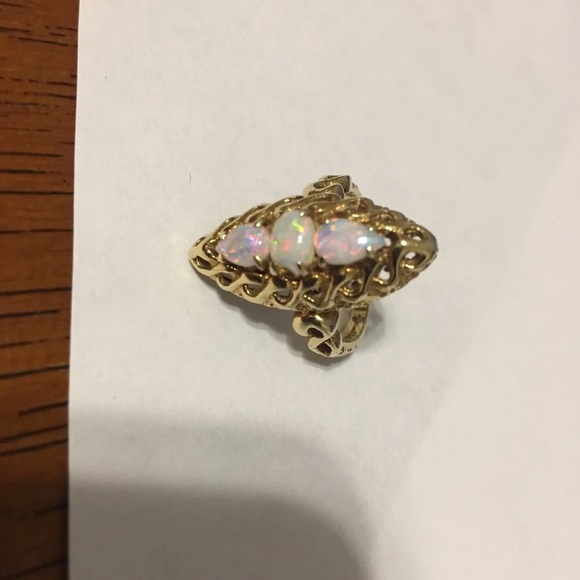 14k Vintage OPAL Ring ( Estate).This ring is from the early 80’s Super triple 🌈 - Picture 2 of 5